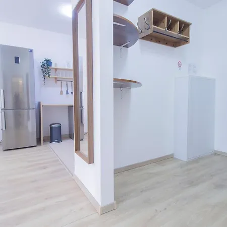 Spring House With Free Private Parking Апартаменты *